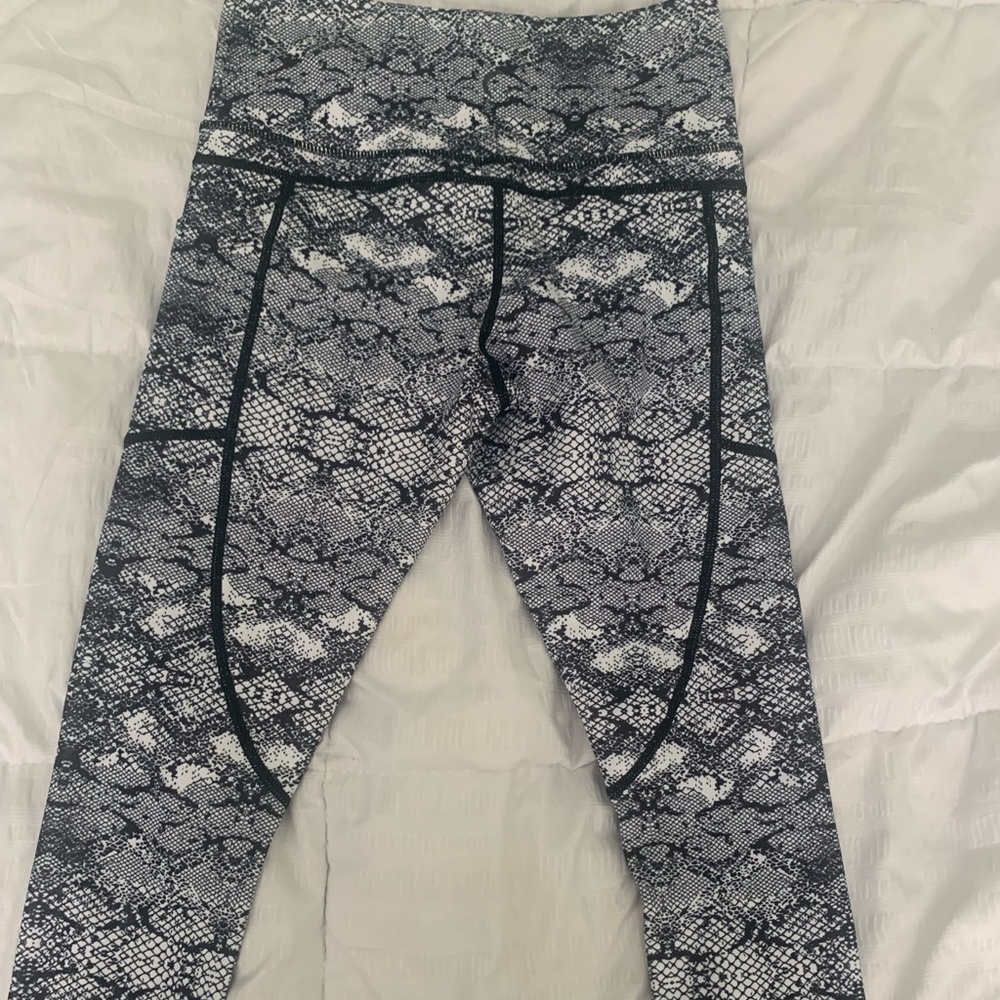 Ziya Black and white snake print High Rise Crop Compression Capri Leggings-xs